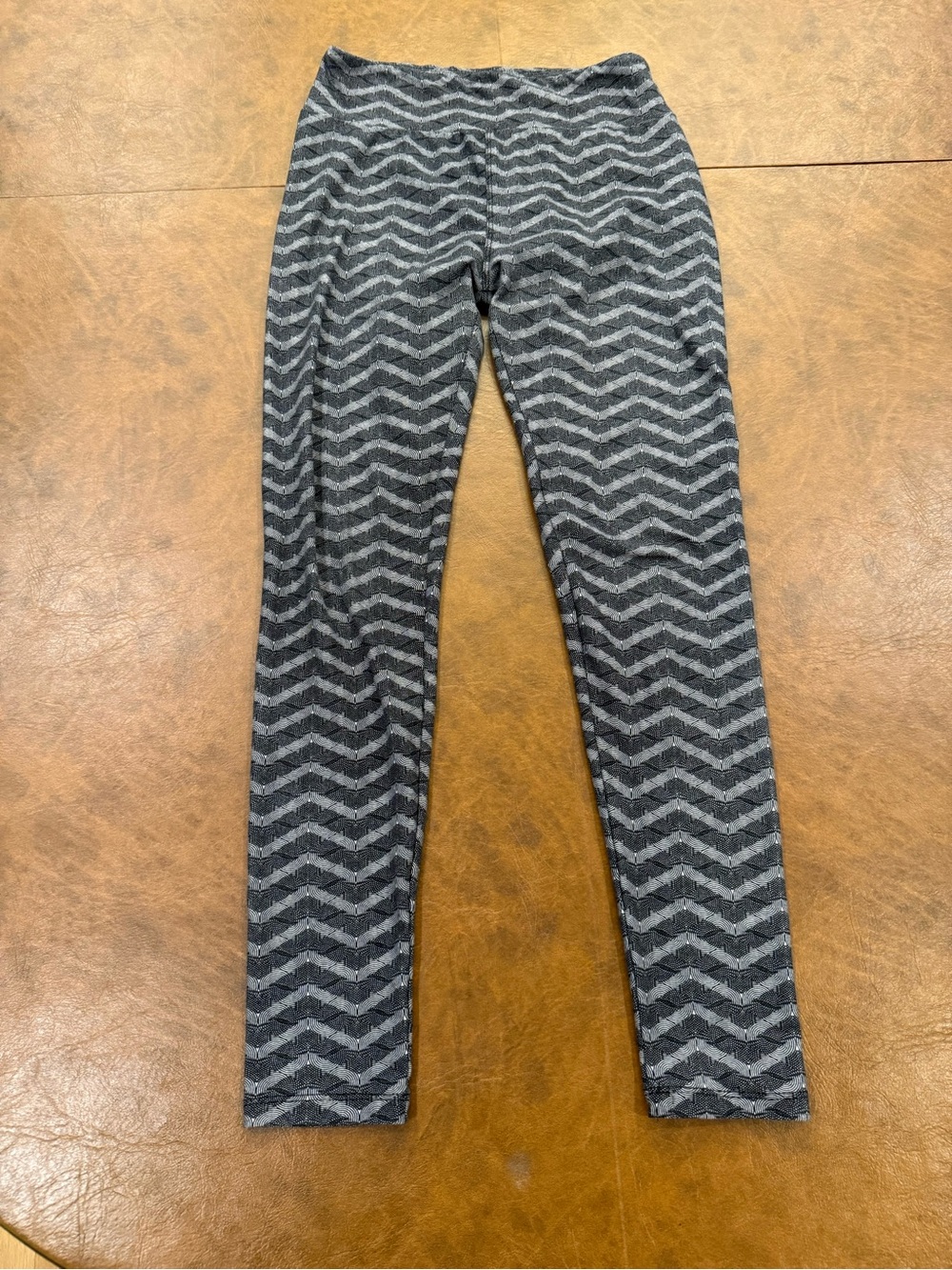 LuLaRoe Women's Black & White Geometric Chevron Leggings - Size OS
